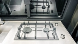 Dwupalnikowa kuchenka w części kuchennej – bez zbędnych ozdób i elementów. Warto dodać, że cały blat (część robocza, zlew i kuchenka) jest wykonany z jednego elementu. - zdjęcie 4